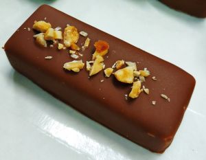  Фото - Сырок веганский арахисовый в темном шоколаде