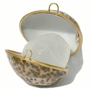 Кристалл свежести в тигровой тихоокеанской раковине Tawas Crystal, 70 г.